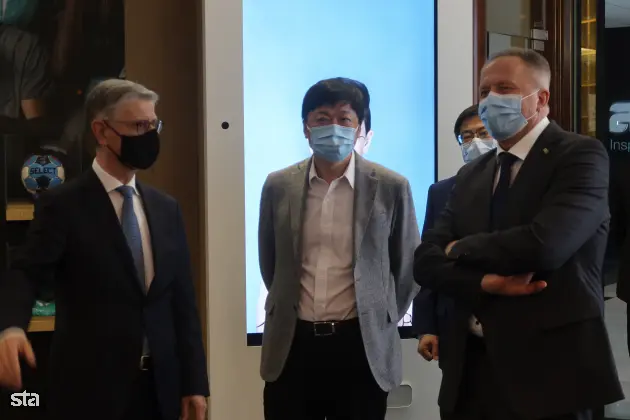 Velenje, sedež podjetja Hisense Europe. Direktor tovarne Hisense Europe Electronic Chao Liu in gospodarski minister Zdravko Počivalšek sta v Velenju podpisala pogodbo o državnem subvencioniranju Hisensove investicije tovarne televizijskih aparatov v Velenju. Foto: Lili Pušnik/STA
