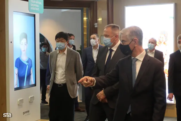 Velenje, sedež podjetja Hisense Europe. Direktor tovarne Hisense Europe Electronic Chao Liu in gospodarski minister Zdravko Počivalšek sta v Velenju podpisala pogodbo o državnem subvencioniranju Hisensove investicije tovarne televizijskih aparatov v Velenju. Foto: Lili Pušnik/STA