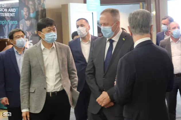 Velenje, sedež podjetja Hisense Europe. Direktor tovarne Hisense Europe Electronic Chao Liu in gospodarski minister Zdravko Počivalšek sta v Velenju podpisala pogodbo o državnem subvencioniranju Hisensove investicije tovarne televizijskih aparatov v Velenju. Foto: Lili Pušnik/STA
