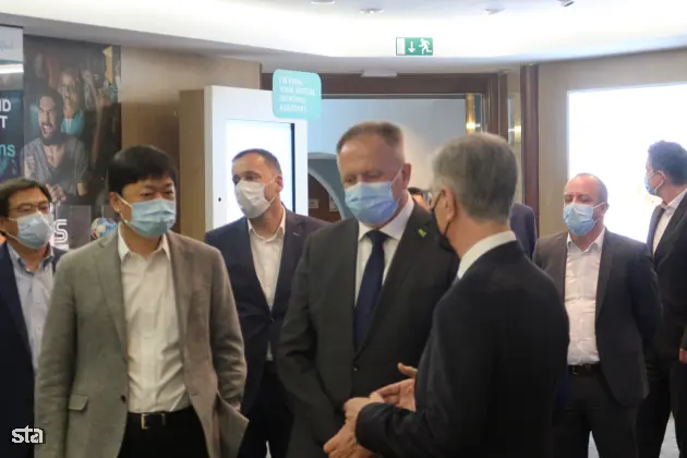 Velenje, sedež podjetja Hisense Europe. Direktor tovarne Hisense Europe Electronic Chao Liu in gospodarski minister Zdravko Počivalšek sta v Velenju podpisala pogodbo o državnem subvencioniranju Hisensove investicije tovarne televizijskih aparatov v Velenju. Foto: Lili Pušnik/STA