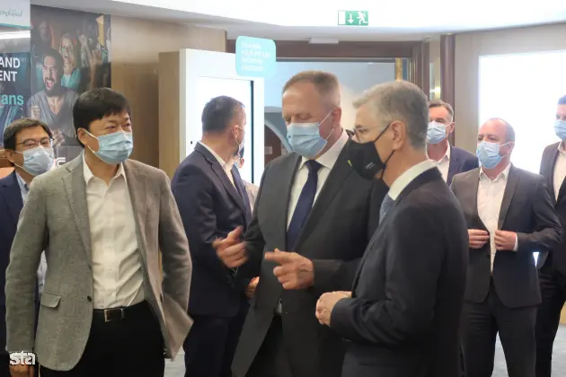 Velenje, sedež podjetja Hisense Europe. Direktor tovarne Hisense Europe Electronic Chao Liu in gospodarski minister Zdravko Počivalšek sta v Velenju podpisala pogodbo o državnem subvencioniranju Hisensove investicije tovarne televizijskih aparatov v Velenju. Foto: Lili Pušnik/STA