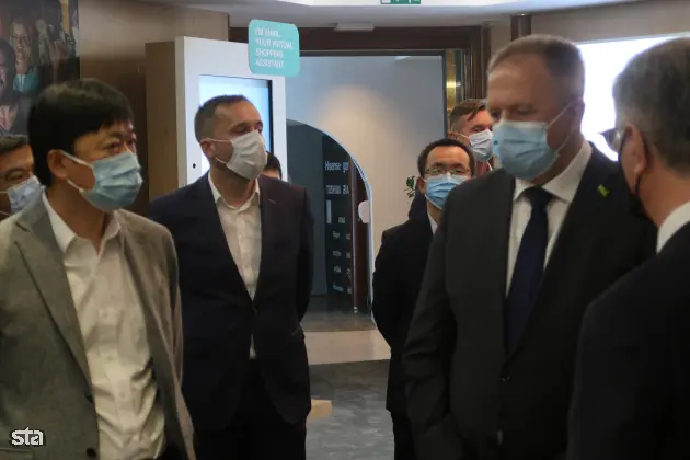 Velenje, sedež podjetja Hisense Europe. Direktor tovarne Hisense Europe Electronic Chao Liu in gospodarski minister Zdravko Počivalšek sta v Velenju podpisala pogodbo o državnem subvencioniranju Hisensove investicije tovarne televizijskih aparatov v Velenju. Foto: Lili Pušnik/STA