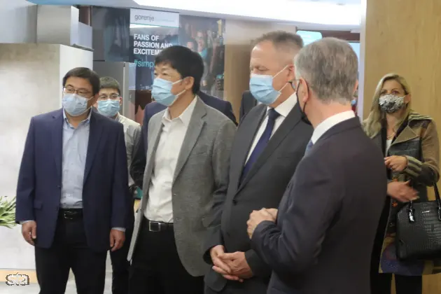 Velenje, sedež podjetja Hisense Europe. Direktor tovarne Hisense Europe Electronic Chao Liu in gospodarski minister Zdravko Počivalšek sta v Velenju podpisala pogodbo o državnem subvencioniranju Hisensove investicije tovarne televizijskih aparatov v Velenju. Foto: Lili Pušnik/STA