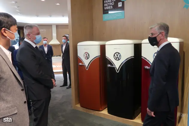 Velenje, sedež podjetja Hisense Europe. Direktor tovarne Hisense Europe Electronic Chao Liu in gospodarski minister Zdravko Počivalšek sta v Velenju podpisala pogodbo o državnem subvencioniranju Hisensove investicije tovarne televizijskih aparatov v Velenju. Foto: Lili Pušnik/STA