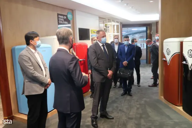 Velenje, sedež podjetja Hisense Europe. Direktor tovarne Hisense Europe Electronic Chao Liu in gospodarski minister Zdravko Počivalšek sta v Velenju podpisala pogodbo o državnem subvencioniranju Hisensove investicije tovarne televizijskih aparatov v Velenju. Foto: Lili Pušnik/STA