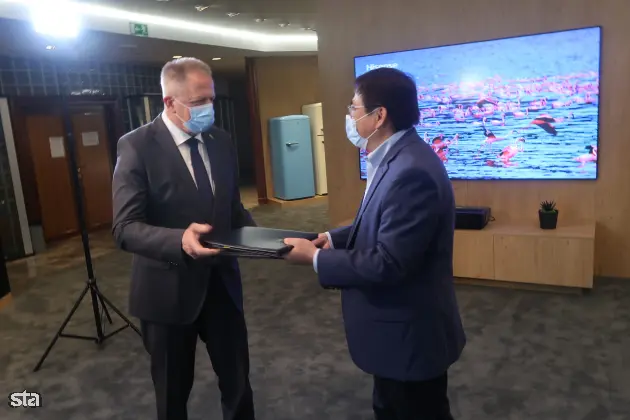 Velenje, sedež podjetja Hisense Europe. Direktor tovarne Hisense Europe Electronics Chao Liu in gospodarski minister Zdravko Počivalšek sta v Velenju podpisala pogodbo o državnem subvencioniranju Hisensove investicije tovarne televizijskih aparatov v Velenju. Foto: Lili Pušnik/STA