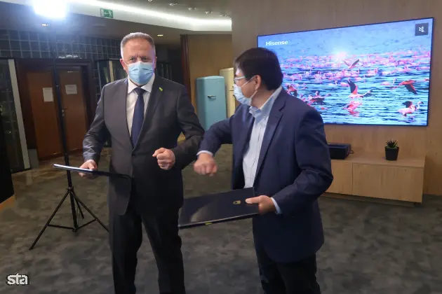 Velenje, sedež podjetja Hisense Europe. Direktor tovarne Hisense Europe Electronic Chao Liu in gospodarski minister Zdravko Počivalšek sta v Velenju podpisala pogodbo o državnem subvencioniranju Hisensove investicije tovarne televizijskih aparatov v Velenju. Foto: Lili Pušnik/STA
