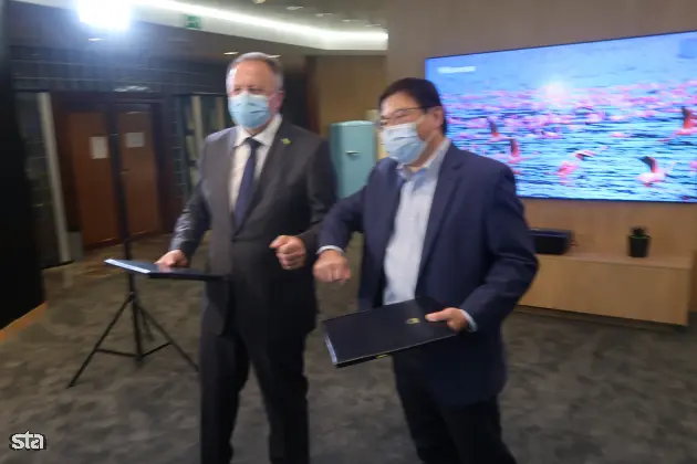 Velenje, sedež podjetja Hisense Europe. Direktor tovarne Hisense Europe Electronic Chao Liu in gospodarski minister Zdravko Počivalšek sta v Velenju podpisala pogodbo o državnem subvencioniranju Hisensove investicije tovarne televizijskih aparatov v Velenju. Foto: Lili Pušnik/STA