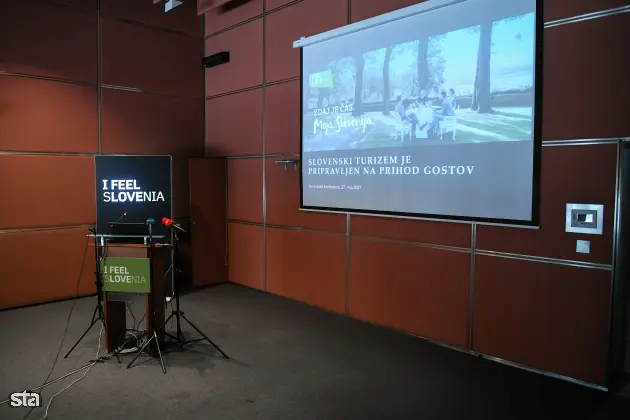 Ljubljana, GZS. Novinarska konferenca ob rahljanju ukrepov v slovenskem turizmu, odpiranju gostinskih in nastanitvenih dejavnosti ter sproščanju možnosti prehajanja meja pred turistično sezono. Foto: Nebojša Tejić/STA