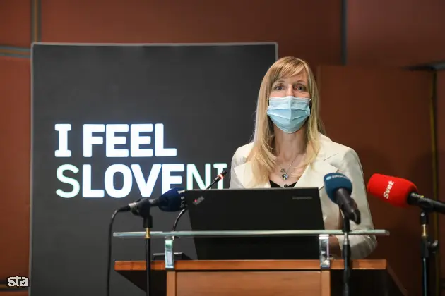 Ljubljana, GZS. Novinarska konferenca ob rahljanju ukrepov v slovenskem turizmu, odpiranju gostinskih in nastanitvenih dejavnosti ter sproščanju možnosti prehajanja meja pred turistično sezono. Predstavnica STO Karmen Novarlič. Foto: Nebojša Tejić/STA