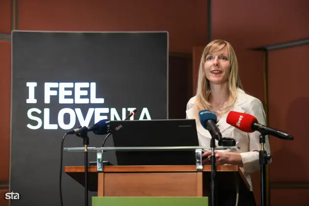 Ljubljana, GZS. Novinarska konferenca ob rahljanju ukrepov v slovenskem turizmu, odpiranju gostinskih in nastanitvenih dejavnosti ter sproščanju možnosti prehajanja meja pred turistično sezono. Predstavnica STO Karmen Novarlič. Foto: Nebojša Tejić/STA