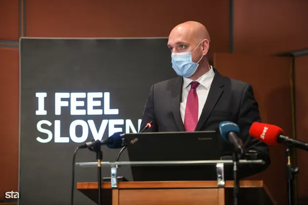 Ljubljana, GZS. Novinarska konferenca ob rahljanju ukrepov v slovenskem turizmu, odpiranju gostinskih in nastanitvenih dejavnosti ter sproščanju možnosti prehajanja meja pred turistično sezono. Državni sekretar na gospodarskem ministrstvu Simon Zajc. Foto: Nebojša Tejić/STA