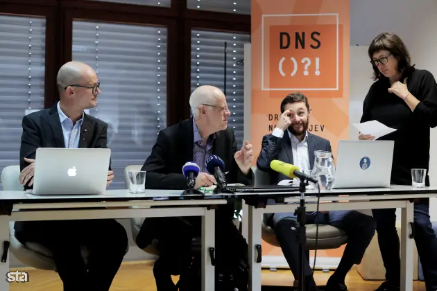Ljubljana, Društvo novinarjev Slovenije. Novinarska konferenca ob koncu obiska delegacije Pobude za hitro odzivanje v zvezi s svobodo medijev (MFRR). Član zagovorniške ekipe Evropskega centra za svobodo tiska in medijev Laurens Hueting, predsednik Evropske zveze novinarjev Mogens Blicher Bjerregard. in član zagovorniške ekipe Mednarodnega inštituta za tisk Jamie Wiseman. Foto: Daniel Novakovič/STA