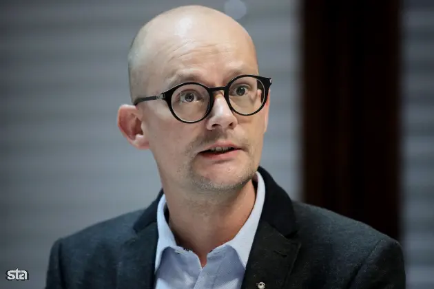 Ljubljana, Društvo novinarjev Slovenije. Novinarska konferenca ob koncu obiska delegacije Pobude za hitro odzivanje v zvezi s svobodo medijev (MFRR). Član zagovorniške ekipe Evropskega centra za svobodo tiska in medijev Laurens Hueting. Foto: Daniel Novakovič/STA