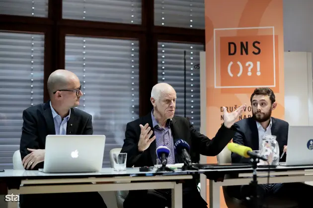 Ljubljana, Društvo novinarjev Slovenije. Novinarska konferenca ob koncu obiska delegacije Pobude za hitro odzivanje v zvezi s svobodo medijev (MFRR). Član zagovorniške ekipe Evropskega centra za svobodo tiska in medijev Laurens Hueting, predsednik Evropske zveze novinarjev Mogens Blicher Bjerregard. in član zagovorniške ekipe Mednarodnega inštituta za tisk Jamie Wiseman. Foto: Daniel Novakovič/STA