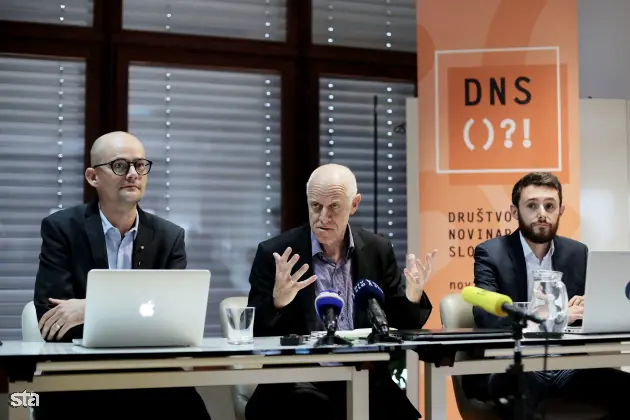 Ljubljana, Društvo novinarjev Slovenije. Novinarska konferenca ob koncu obiska delegacije Pobude za hitro odzivanje v zvezi s svobodo medijev (MFRR). Član zagovorniške ekipe Evropskega centra za svobodo tiska in medijev Laurens Hueting, predsednik Evropske zveze novinarjev Mogens Blicher Bjerregard. in član zagovorniške ekipe Mednarodnega inštituta za tisk Jamie Wiseman. Foto: Daniel Novakovič/STA