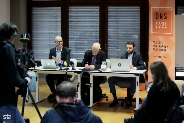 Ljubljana, Društvo novinarjev Slovenije. Novinarska konferenca ob koncu obiska delegacije Pobude za hitro odzivanje v zvezi s svobodo medijev (MFRR). Član zagovorniške ekipe Evropskega centra za svobodo tiska in medijev Laurens Hueting, predsednik Evropske zveze novinarjev Mogens Blicher Bjerregard. in član zagovorniške ekipe Mednarodnega inštituta za tisk Jamie Wiseman. Foto: Daniel Novakovič/STA