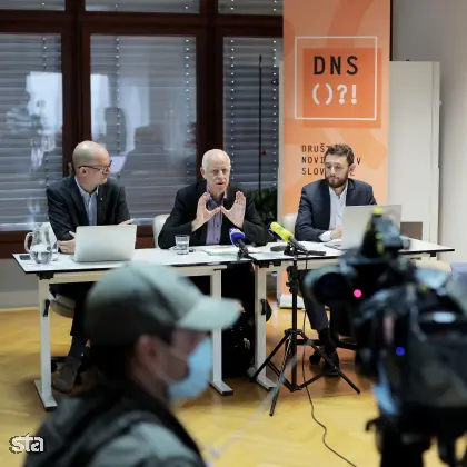 Ljubljana, Društvo novinarjev Slovenije. Novinarska konferenca ob koncu obiska delegacije Pobude za hitro odzivanje v zvezi s svobodo medijev (MFRR). Član zagovorniške ekipe Evropskega centra za svobodo tiska in medijev Laurens Hueting, predsednik Evropske zveze novinarjev Mogens Blicher Bjerregard. in član zagovorniške ekipe Mednarodnega inštituta za tisk Jamie Wiseman. Foto: Daniel Novakovič/STA