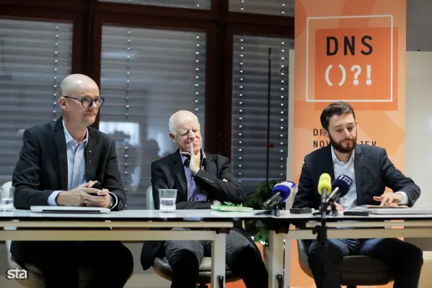 Ljubljana, Društvo novinarjev Slovenije. Novinarska konferenca ob koncu obiska delegacije Pobude za hitro odzivanje v zvezi s svobodo medijev (MFRR). Član zagovorniške ekipe Evropskega centra za svobodo tiska in medijev Laurens Hueting, predsednik Evropske zveze novinarjev Mogens Blicher Bjerregard. in član zagovorniške ekipe Mednarodnega inštituta za tisk Jamie Wiseman. Foto: Daniel Novakovič/STA
