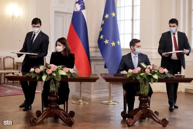 Ljubljana, predsedniška palača. Podpis memoranduma o sodelovanju službe vlade za digitalno preobrazbo z Googlom. Podpredsednica za vladne zadeve in javno politiko pri Googlu za območje Evrope Annette Kroeber-Riel in minister za digitalno preobrazbo Mark Boris Andrijanič. Foto: Daniel Novakovič/STA