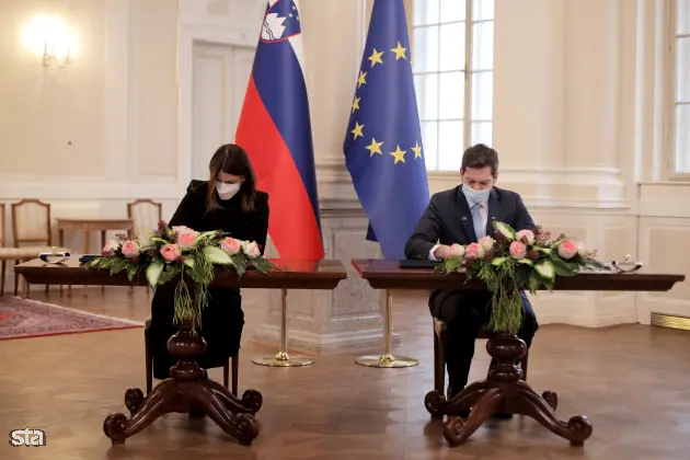 Ljubljana, predsedniška palača. Podpis memoranduma o sodelovanju službe vlade za digitalno preobrazbo z Googlom. Podpredsednica za vladne zadeve in javno politiko pri Googlu za območje Evrope Annette Kroeber-Riel in minister za digitalno preobrazbo Mark Boris Andrijanič. Foto: Daniel Novakovič/STA