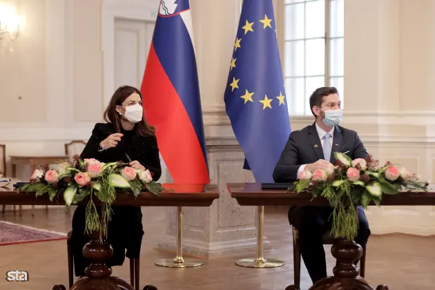 Ljubljana, predsedniška palača. Podpis memoranduma o sodelovanju službe vlade za digitalno preobrazbo z Googlom. Podpredsednica za vladne zadeve in javno politiko pri Googlu za območje Evrope Annette Kroeber-Riel in minister za digitalno preobrazbo Mark Boris Andrijanič. Foto: Daniel Novakovič/STA