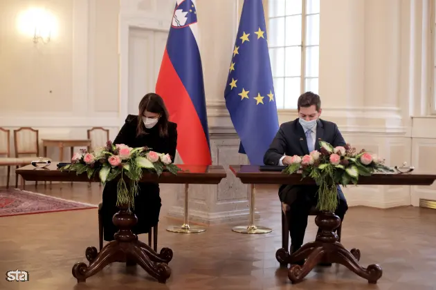 Ljubljana, predsedniška palača. Podpis memoranduma o sodelovanju službe vlade za digitalno preobrazbo z Googlom. Podpredsednica za vladne zadeve in javno politiko pri Googlu za območje Evrope Annette Kroeber-Riel in minister za digitalno preobrazbo Mark Boris Andrijanič. Foto: Daniel Novakovič/STA