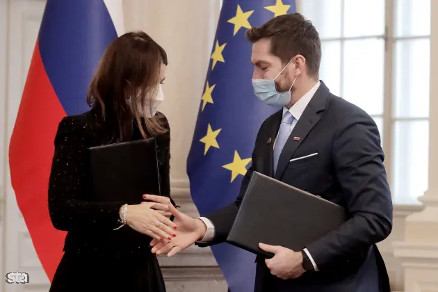 Ljubljana, predsedniška palača. Podpis memoranduma o sodelovanju službe vlade za digitalno preobrazbo z Googlom. Podpredsednica za vladne zadeve in javno politiko pri Googlu za območje Evrope Annette Kroeber-Riel in minister za digitalno preobrazbo Mark Boris Andrijanič. Foto: Daniel Novakovič/STA