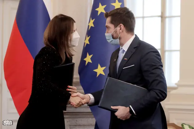 Ljubljana, predsedniška palača. Podpis memoranduma o sodelovanju službe vlade za digitalno preobrazbo z Googlom. Podpredsednica za vladne zadeve in javno politiko pri Googlu za območje Evrope Annette Kroeber-Riel in minister za digitalno preobrazbo Mark Boris Andrijanič. Foto: Daniel Novakovič/STA