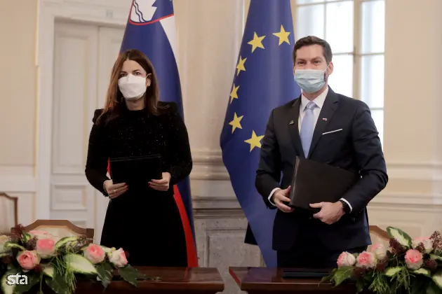 Ljubljana, predsedniška palača. Podpis memoranduma o sodelovanju službe vlade za digitalno preobrazbo z Googlom. Podpredsednica za vladne zadeve in javno politiko pri Googlu za območje Evrope Annette Kroeber-Riel in minister za digitalno preobrazbo Mark Boris Andrijanič. Foto: Daniel Novakovič/STA