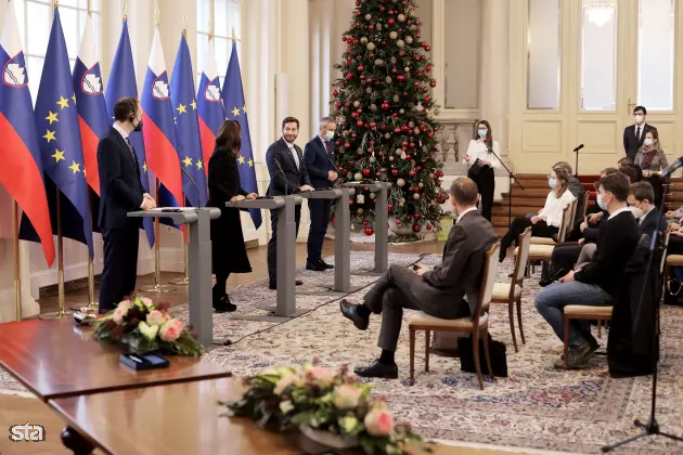 Ljubljana, predsedniška palača. Podpis memoranduma o sodelovanju službe vlade za digitalno preobrazbo z Googlom. Novinarska konferenca vodje Google.org za območje Evrope, Bližnjega vzhoda in Afrike Rowana Barnetta, podpredsednice za vladne zadeve in javno politiko pri Googlu za območje Evrope Annette Kroeber-Riel, ministra za digitalno preobrazbo Marka Borisa Andrijaniča in ministra za delo, družino, socialne zadeve in enake možnosti Janeza Ciglerja Kralja. Foto: Daniel Novakovič/STA