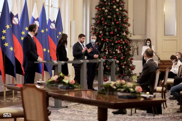 Ljubljana, predsedniška palača. Podpis memoranduma o sodelovanju službe vlade za digitalno preobrazbo z Googlom. Novinarska konferenca vodje Google.org za območje Evrope, Bližnjega vzhoda in Afrike Rowana Barnetta, podpredsednice za vladne zadeve in javno politiko pri Googlu za območje Evrope Annette Kroeber-Riel, ministra za digitalno preobrazbo Marka Borisa Andrijaniča in ministra za delo, družino, socialne zadeve in enake možnosti Janeza Ciglerja Kralja. Foto: Daniel Novakovič/STA