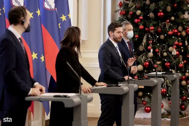 Ljubljana, predsedniška palača. Podpis memoranduma o sodelovanju službe vlade za digitalno preobrazbo z Googlom. Novinarska konferenca vodje Google.org za območje Evrope, Bližnjega vzhoda in Afrike Rowana Barnetta, podpredsednice za vladne zadeve in javno politiko pri Googlu za območje Evrope Annette Kroeber-Riel, ministra za digitalno preobrazbo Marka Borisa Andrijaniča in ministra za delo, družino, socialne zadeve in enake možnosti Janeza Ciglerja Kralja. Foto: Daniel Novakovič/STA