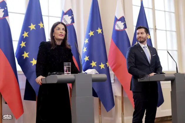 Ljubljana, predsedniška palača. Podpis memoranduma o sodelovanju službe vlade za digitalno preobrazbo z Googlom. Novinarska konferenca vodje Google.org za območje Evrope, Bližnjega vzhoda in Afrike Rowana Barnetta, podpredsednice za vladne zadeve in javno politiko pri Googlu za območje Evrope Annette Kroeber-Riel, ministra za digitalno preobrazbo Marka Borisa Andrijaniča in ministra za delo, družino, socialne zadeve in enake možnosti Janeza Ciglerja Kralja. Foto: Daniel Novakovič/STA