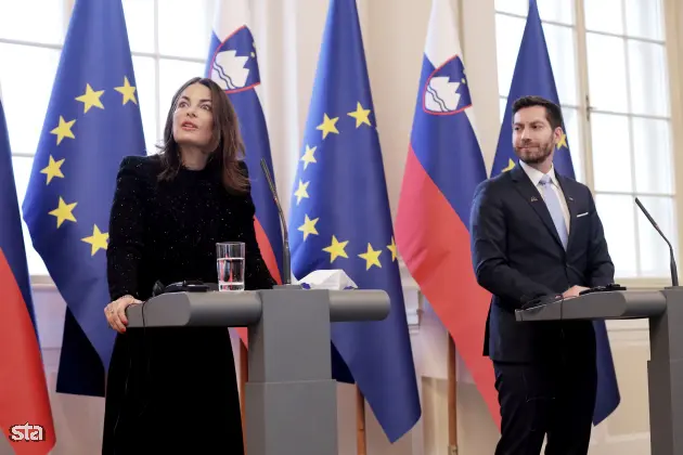 Ljubljana, predsedniška palača. Podpis memoranduma o sodelovanju službe vlade za digitalno preobrazbo z Googlom. Novinarska konferenca vodje Google.org za območje Evrope, Bližnjega vzhoda in Afrike Rowana Barnetta, podpredsednice za vladne zadeve in javno politiko pri Googlu za območje Evrope Annette Kroeber-Riel, ministra za digitalno preobrazbo Marka Borisa Andrijaniča in ministra za delo, družino, socialne zadeve in enake možnosti Janeza Ciglerja Kralja. Foto: Daniel Novakovič/STA