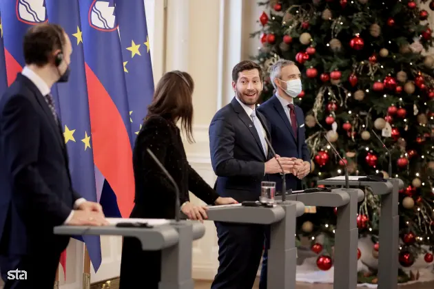Ljubljana, predsedniška palača. Podpis memoranduma o sodelovanju službe vlade za digitalno preobrazbo z Googlom. Novinarska konferenca vodje Google.org za območje Evrope, Bližnjega vzhoda in Afrike Rowana Barnetta, podpredsednice za vladne zadeve in javno politiko pri Googlu za območje Evrope Annette Kroeber-Riel, ministra za digitalno preobrazbo Marka Borisa Andrijaniča in ministra za delo, družino, socialne zadeve in enake možnosti Janeza Ciglerja Kralja. Foto: Daniel Novakovič/STA