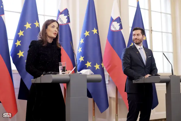 Ljubljana, predsedniška palača. Podpis memoranduma o sodelovanju službe vlade za digitalno preobrazbo z Googlom. Novinarska konferenca vodje Google.org za območje Evrope, Bližnjega vzhoda in Afrike Rowana Barnetta, podpredsednice za vladne zadeve in javno politiko pri Googlu za območje Evrope Annette Kroeber-Riel, ministra za digitalno preobrazbo Marka Borisa Andrijaniča in ministra za delo, družino, socialne zadeve in enake možnosti Janeza Ciglerja Kralja. Foto: Daniel Novakovič/STA