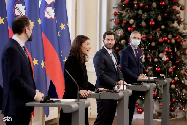 Ljubljana, predsedniška palača. Podpis memoranduma o sodelovanju službe vlade za digitalno preobrazbo z Googlom. Novinarska konferenca vodje Google.org za območje Evrope, Bližnjega vzhoda in Afrike Rowana Barnetta, podpredsednice za vladne zadeve in javno politiko pri Googlu za območje Evrope Annette Kroeber-Riel, ministra za digitalno preobrazbo Marka Borisa Andrijaniča in ministra za delo, družino, socialne zadeve in enake možnosti Janeza Ciglerja Kralja. Foto: Daniel Novakovič/STA