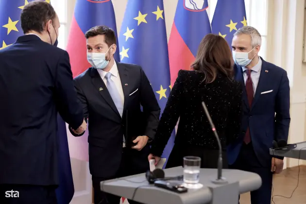 Ljubljana, predsedniška palača. Podpis memoranduma o sodelovanju službe vlade za digitalno preobrazbo z Googlom. Novinarska konferenca vodje Google.org za območje Evrope, Bližnjega vzhoda in Afrike Rowana Barnetta, podpredsednice za vladne zadeve in javno politiko pri Googlu za območje Evrope Annette Kroeber-Riel, ministra za digitalno preobrazbo Marka Borisa Andrijaniča in ministra za delo, družino, socialne zadeve in enake možnosti Janeza Ciglerja Kralja. Foto: Daniel Novakovič/STA
