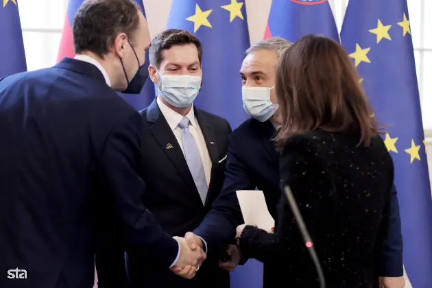 Ljubljana, predsedniška palača. Podpis memoranduma o sodelovanju službe vlade za digitalno preobrazbo z Googlom. Novinarska konferenca vodje Google.org za območje Evrope, Bližnjega vzhoda in Afrike Rowana Barnetta, podpredsednice za vladne zadeve in javno politiko pri Googlu za območje Evrope Annette Kroeber-Riel, ministra za digitalno preobrazbo Marka Borisa Andrijaniča in ministra za delo, družino, socialne zadeve in enake možnosti Janeza Ciglerja Kralja. Foto: Daniel Novakovič/STA