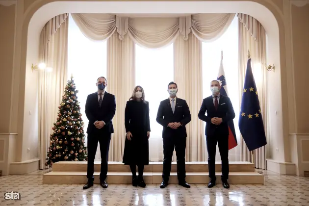 Ljubljana, predsedniška palača. Podpis memoranduma o sodelovanju službe vlade za digitalno preobrazbo z Googlom. Novinarska konferenca vodje Google.org za območje Evrope, Bližnjega vzhoda in Afrike Rowana Barnetta, podpredsednice za vladne zadeve in javno politiko pri Googlu za območje Evrope Annette Kroeber-Riel, ministra za digitalno preobrazbo Marka Borisa Andrijaniča in ministra za delo, družino, socialne zadeve in enake možnosti Janeza Ciglerja Kralja. Foto: Daniel Novakovič/STA