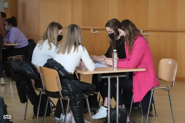 Nova Gorica, Gimnazija Nova Gorica. Primorski tehnološki park (PTP) je skupaj z Gimnazijo Nova Gorica in Šolskim centrom Nova Gorica pripravil startup izziv za srednješolce. Delo v skupinah. Foto: Rosana Rijavec/STA