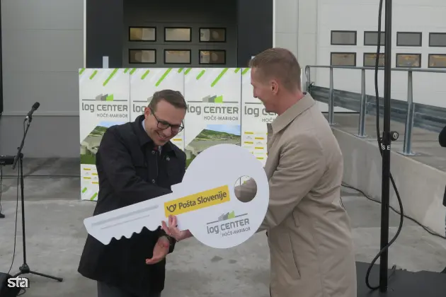 Hoče, Logistični center Hoče-Maribor. Dan odprtih vrat logističnega centra Hoče-Maribor ob predaji prostorov Pošti Slovenije. Direktor tehnologije in logistike na Pošti Slovenije Klemen Bončina in vodja naložb avstrijske družbe GoAsset Michal Buban. Foto: Gregor Mlakar/STA