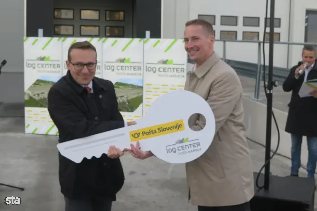 Hoče, Logistični center Hoče-Maribor. Dan odprtih vrat logističnega centra Hoče-Maribor ob predaji prostorov Pošti Slovenije. Direktor tehnologije in logistike na Pošti Slovenije Klemen Bončina in vodja naložb avstrijske družbe GoAsset Michal Buban. Foto: Gregor Mlakar/STA