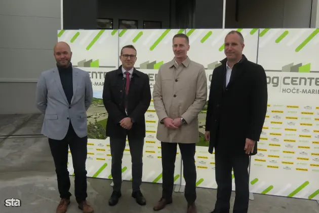 Hoče, Logistični center Hoče-Maribor. Dan odprtih vrat logističnega centra Hoče-Maribor ob predaji prostorov Pošti Slovenije. Državi sekretar na gospodarskem ministrstvu Matevž Frangež, direktor tehnologije in logistike na Pošti Slovenije Klemen Bončina, vodja naložb avstrijske družbe GoAsset Michal Buban in hoški župan Marko Soršak. Foto: Gregor Mlakar/STA