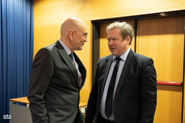 Ljubljana, MIZŠ. Zdravstvena konferenca o novostih v zdravstvenih sistemih za njegovo večjo učinkovitost, ki jo organizirata Slovensko gospodarsko in raziskovalno združenje v Bruslju ter ministrstvo za izobraževanje, znanost in šport. Predsednik SBRA Draško Veselinovič in minister za izobraževanje, znanost in šport Igor Papič. Foto: Katja Kodba/STA