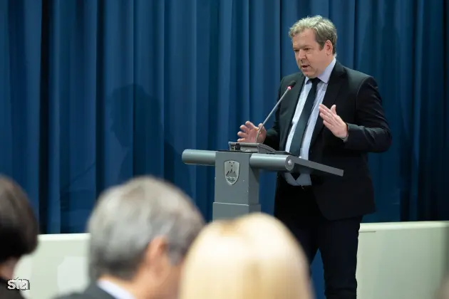Ljubljana, MIZŠ. Zdravstvena konferenca o novostih v zdravstvenih sistemih za njegovo večjo učinkovitost, ki jo organizirata Slovensko gospodarsko in raziskovalno združenje v Bruslju ter ministrstvo za izobraževanje, znanost in šport. Minister za znanost, izobraževanje in šport Igor Papič. Foto: Katja Kodba/STA