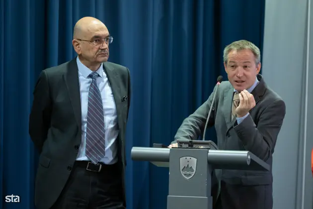 Ljubljana, MIZŠ. Zdravstvena konferenca o novostih v zdravstvenih sistemih za njegovo večjo učinkovitost, ki jo organizirata Slovensko gospodarsko in raziskovalno združenje v Bruslju ter ministrstvo za izobraževanje, znanost in šport. Predsednik SBRA Draško Veselinovič in direktor Agencije za raziskovanje in razvoj RS Mitja Lainščak. Foto: Katja Kodba/STA