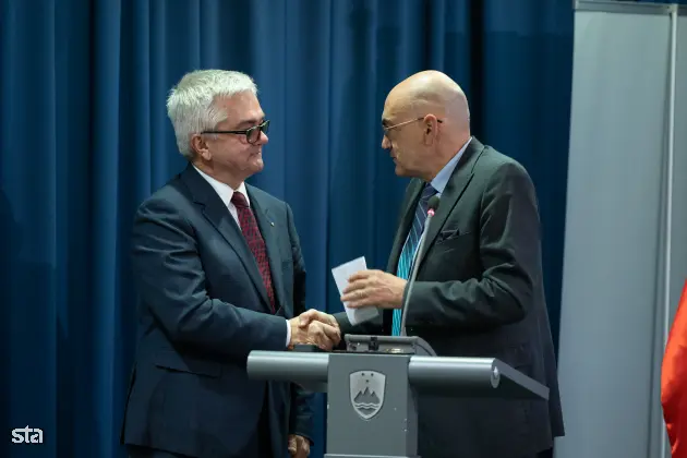 Ljubljana, MIZŠ. Zdravstvena konferenca o novostih v zdravstvenih sistemih za njegovo večjo učinkovitost, ki jo organizirata Slovensko gospodarsko in raziskovalno združenje v Bruslju ter ministrstvo za izobraževanje, znanost in šport. Predsednik poljskega združenja za javno zdravstvo Andrzej Fal in predsednik SBRA Draško Veselinovič. Foto: Katja Kodba/STA