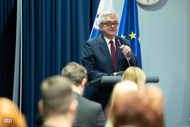Ljubljana, MIZŠ. Zdravstvena konferenca o novostih v zdravstvenih sistemih za njegovo večjo učinkovitost, ki jo organizirata Slovensko gospodarsko in raziskovalno združenje v Bruslju ter ministrstvo za izobraževanje, znanost in šport. Predsednik poljskega združenja za javno zdravstvo Andrzej Fal. Foto: Katja Kodba/STA